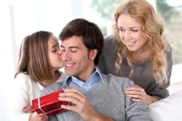 Что подарить родителям на годовщину свадьбы?