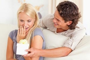 Что подарить девушке на годовщину отношений